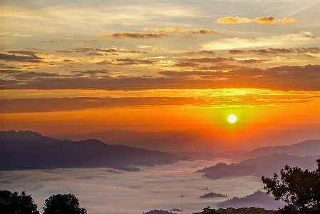 Sonnenuntergang im Huai Nam Dang Nationalpark